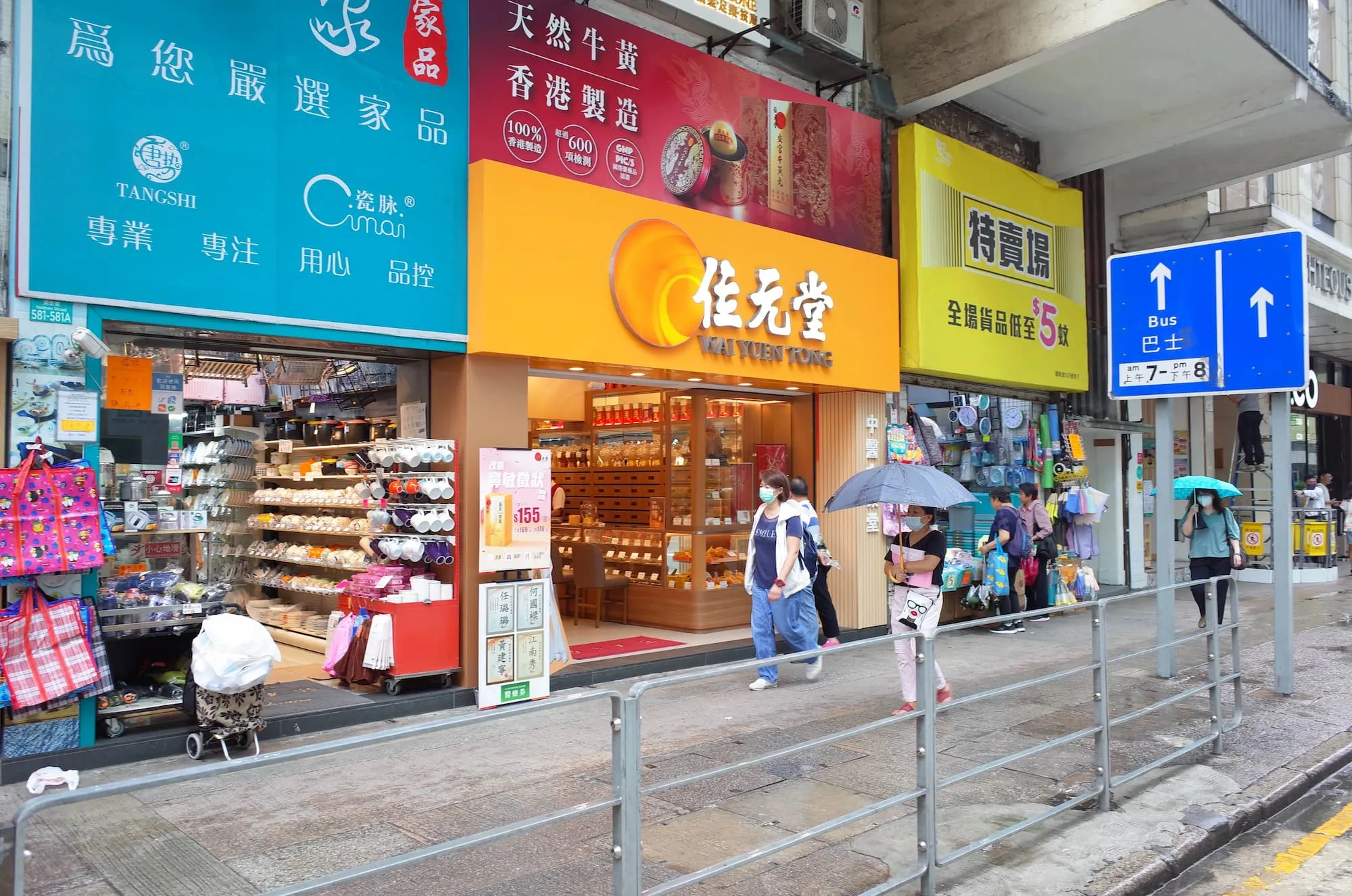 ブランドカラーのオレンジを基調とした店舗。写真は、香港の繁華街・旺角（モンコック)のメインストリートであるネイザンロード沿いの店舗の様子。
